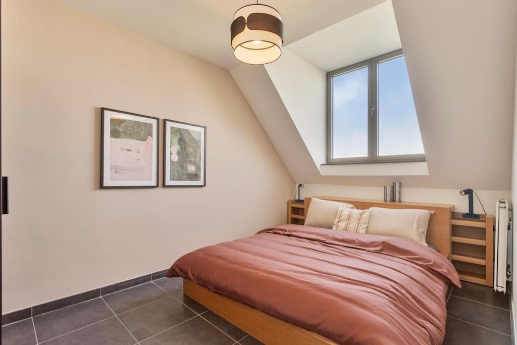 Ruim 3 slaapkamer appartement met parking nabij NATO