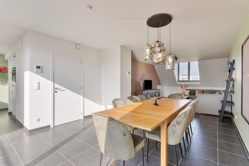 Ruim 3 slaapkamer appartement met parking nabij NATO
