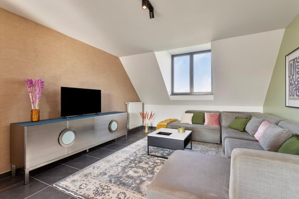 Ruim 3 slaapkamer appartement met parking nabij NATO