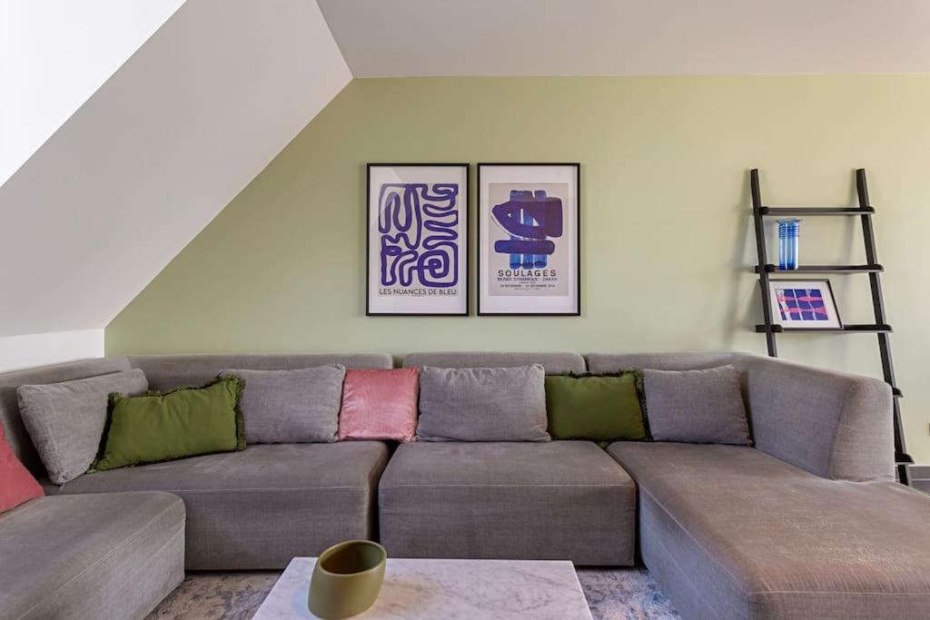 Ruim 3 slaapkamer appartement met parking nabij NATO