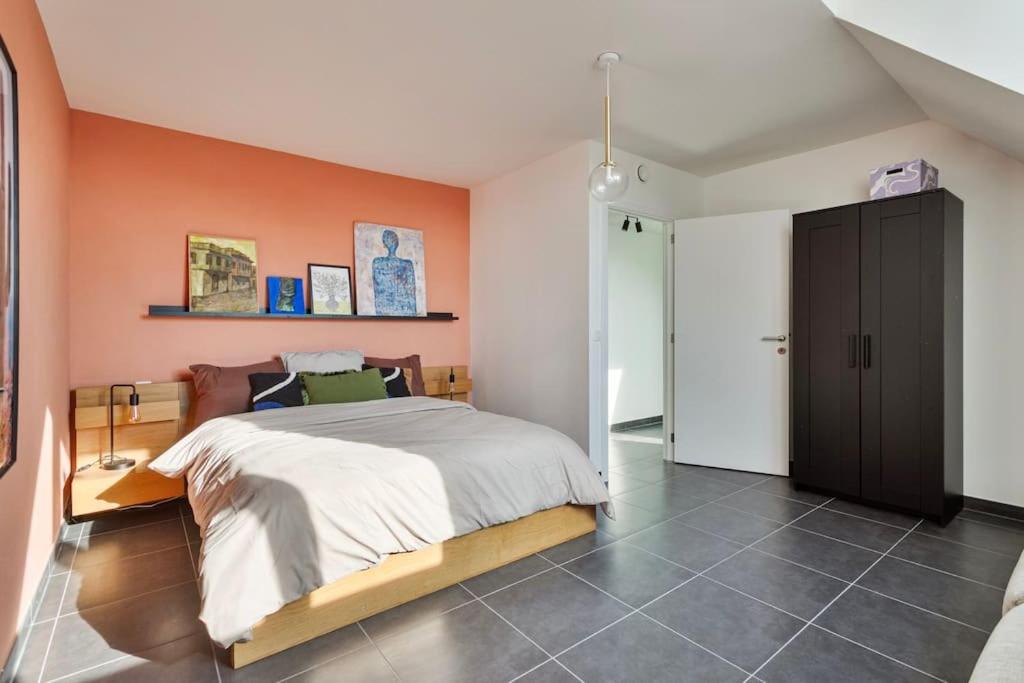 Ruim 3 slaapkamer appartement met parking nabij NATO