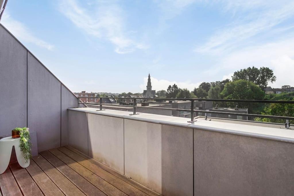 Ruim 3 slaapkamer appartement met parking nabij NATO