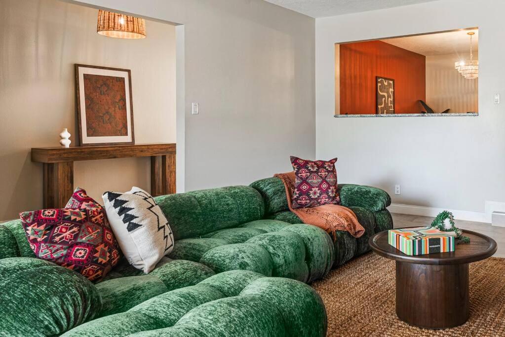 Chic 5 Bed Rooms Boho Retreat with - Games & Outdoor Movies! view 4