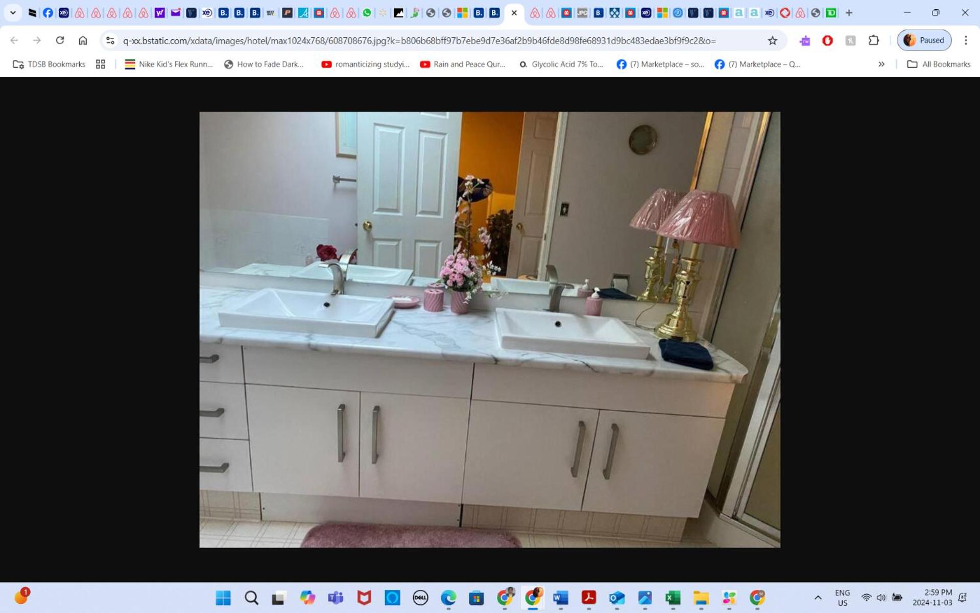 Master Bedroom private bathroom 23 minutes airport