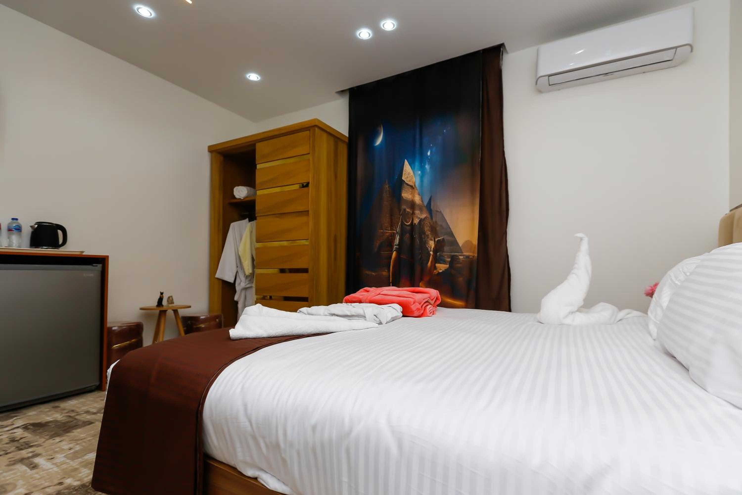 Paradise Pyramids View Inn Hotel