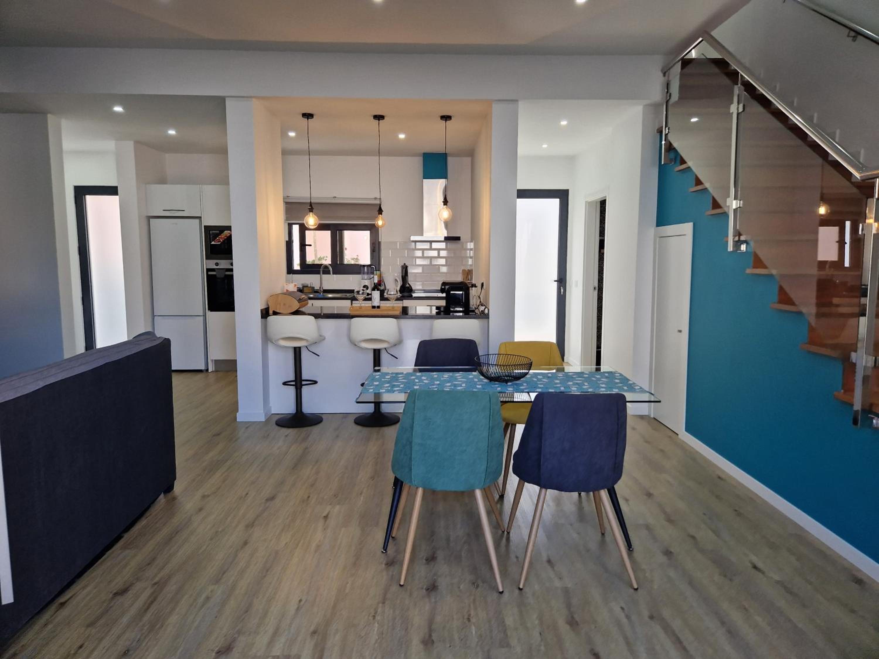 Beautiful Modern Townhouse with Parking Included view 4