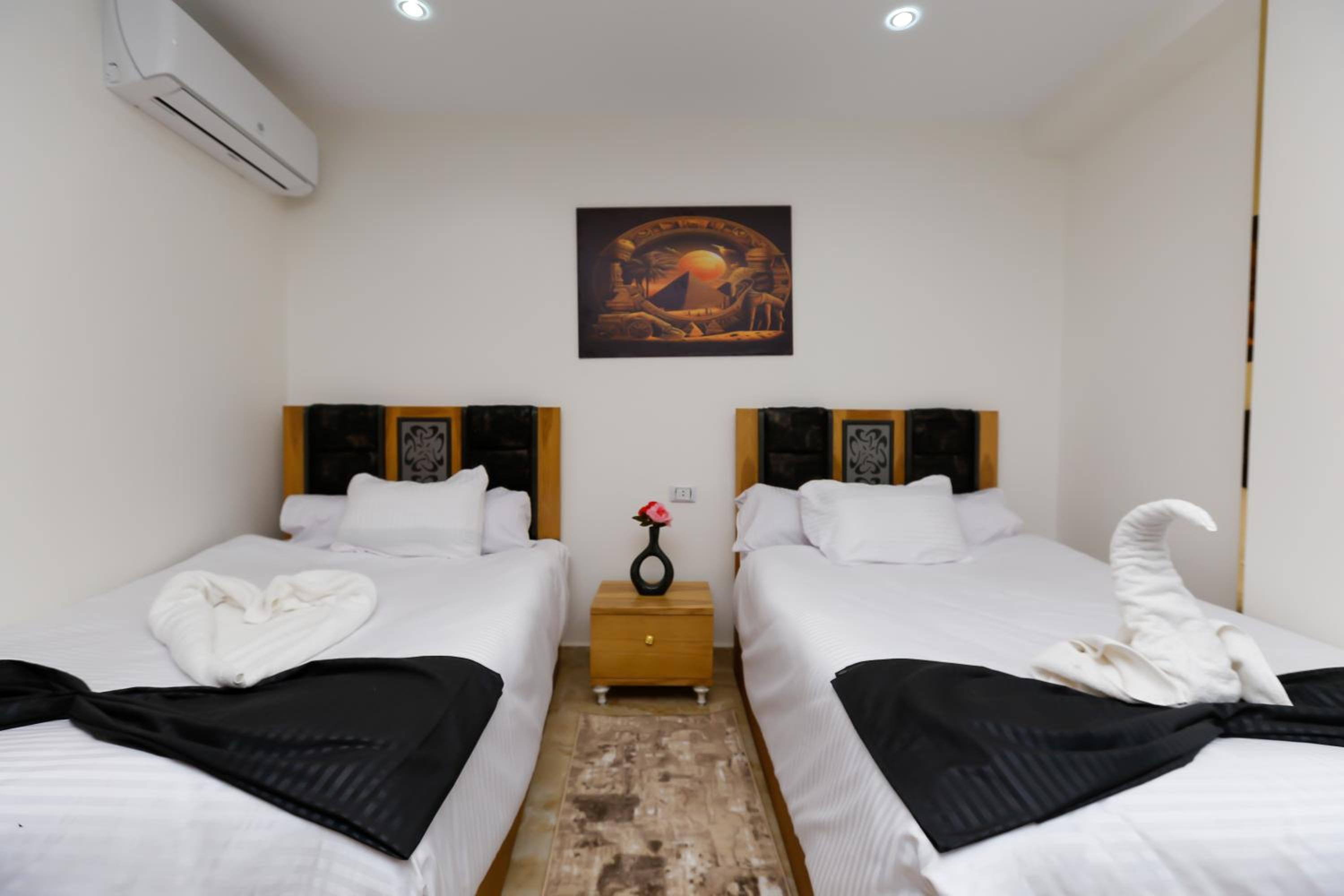 Paradise Pyramids View Inn Hotel