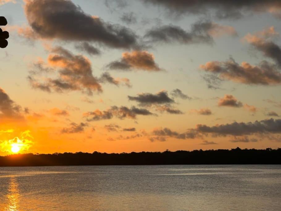 Studio Salmão, beira da água, área Gourmet - Mar Doce!