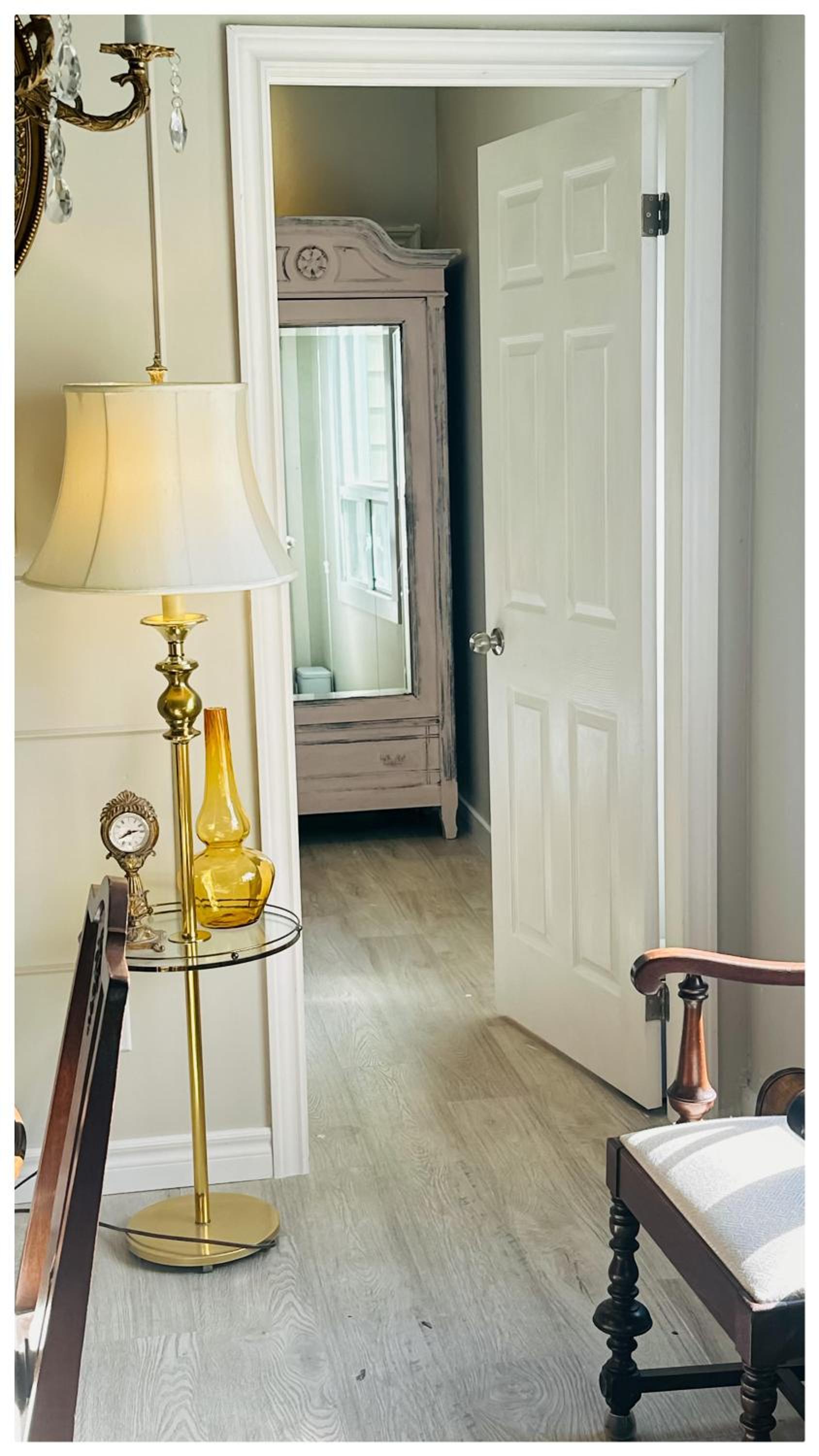The Stays - Private Cozy 2BHR Apt on main floor