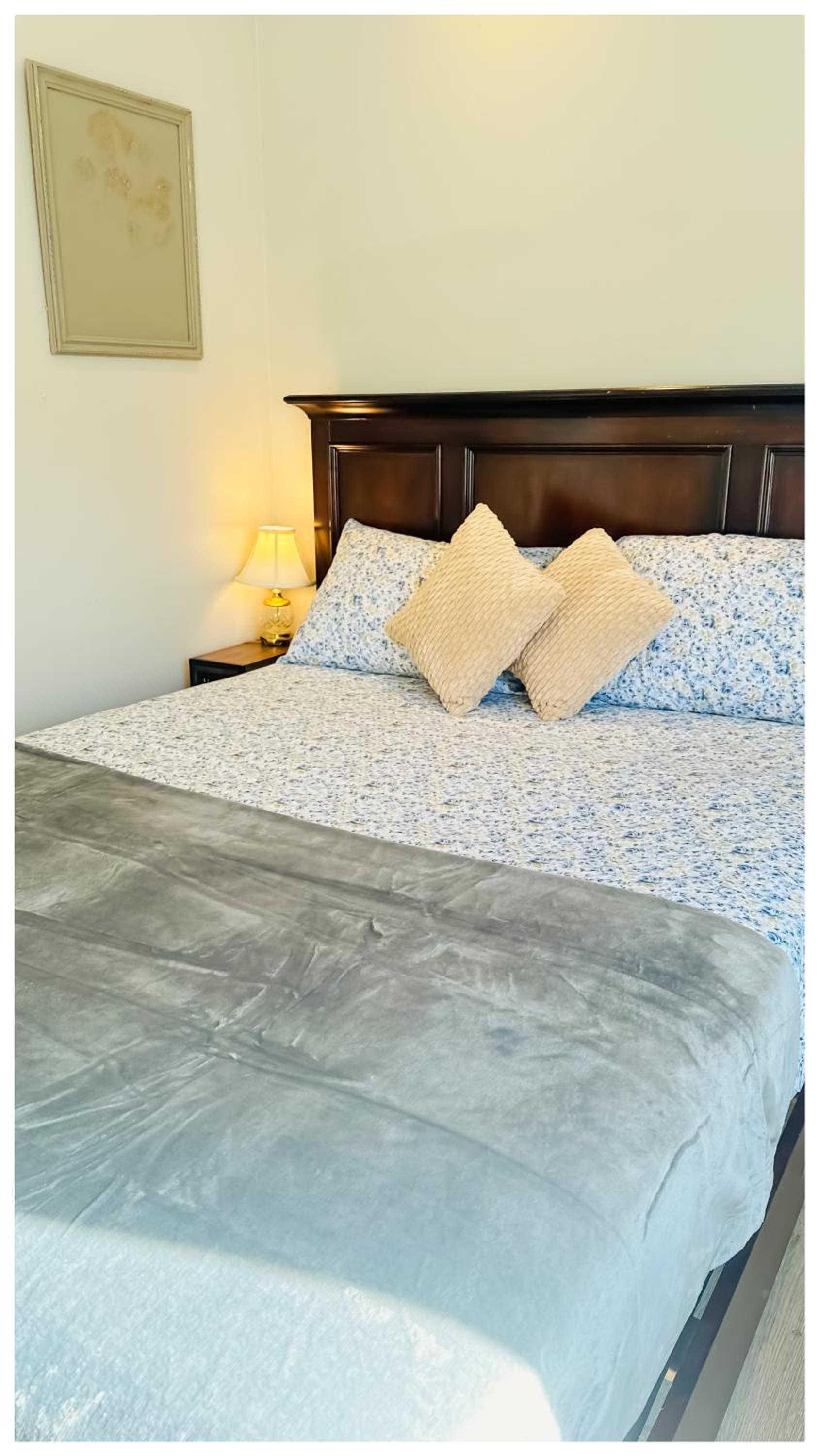 The Stays - Private Cozy 2BHR Apt on main floor
