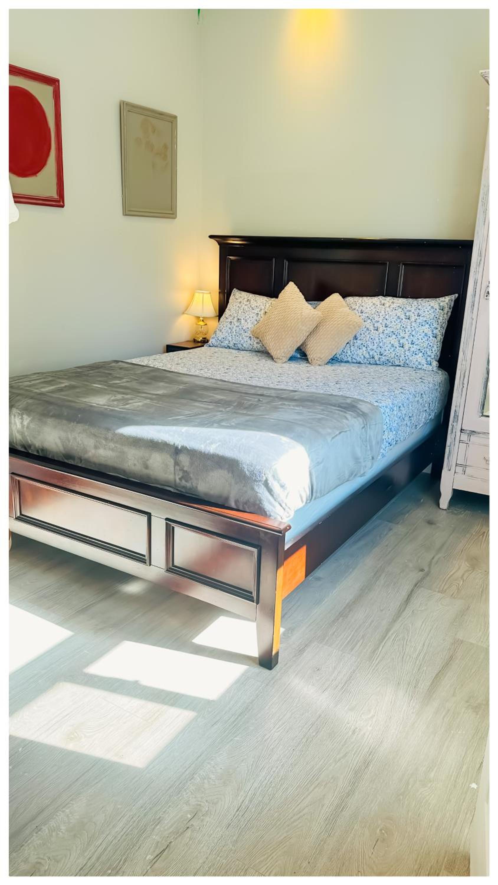 The Stays - Private Cozy 2BHR Apt on main floor