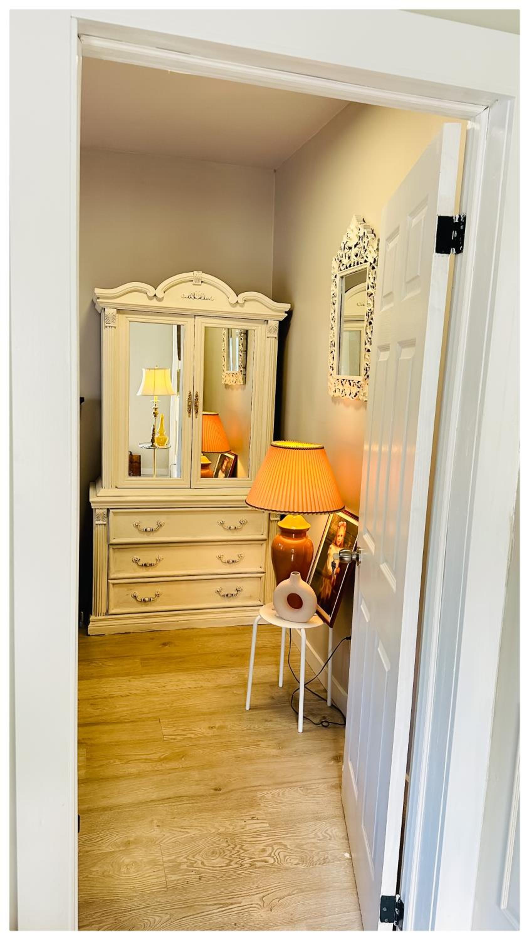 The Stays - Private Cozy 2BHR Apt on main floor