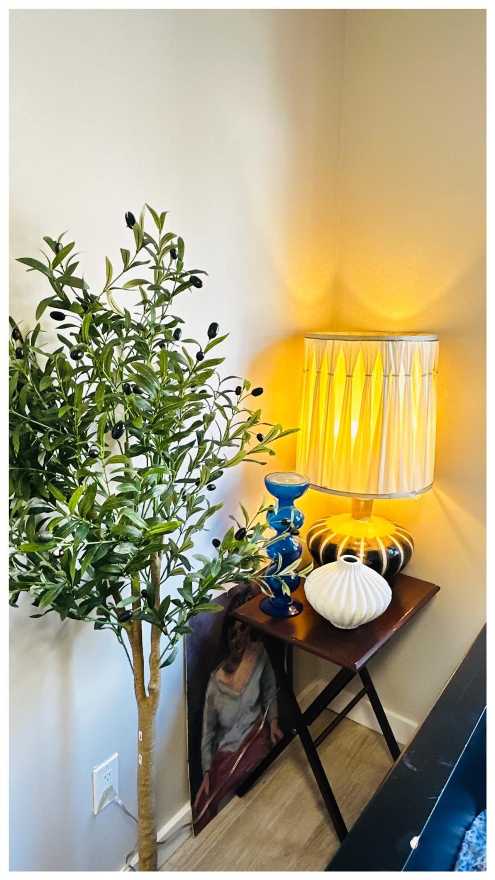 The Stays - Private Cozy 2BHR Apt on main floor