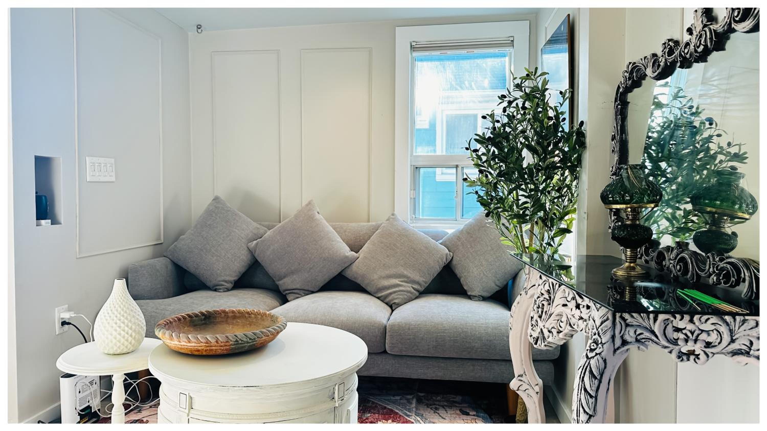 The Stays - Private Cozy 2BHR Apt on main floor