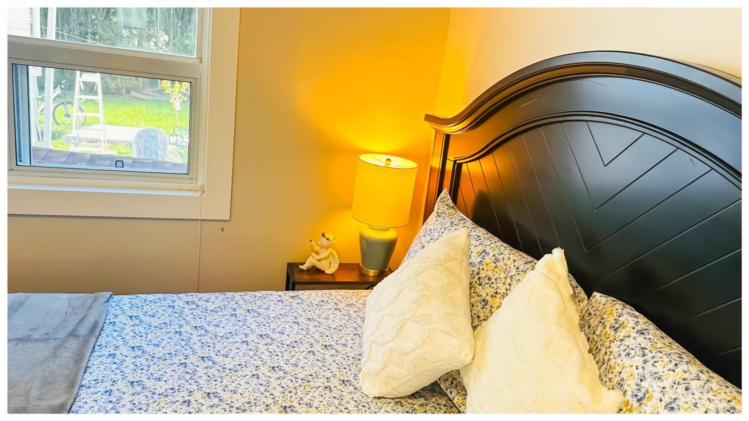 The Stays - Private Cozy 2BHR Apt on main floor