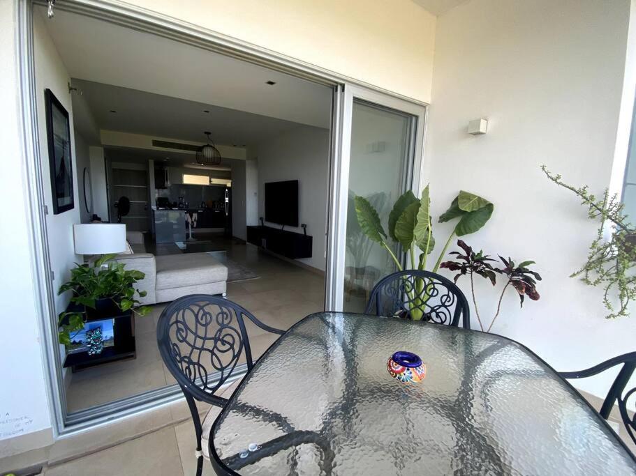 Condo de 2 Recámaras con Vista al Mar en el Corazón de Cancún