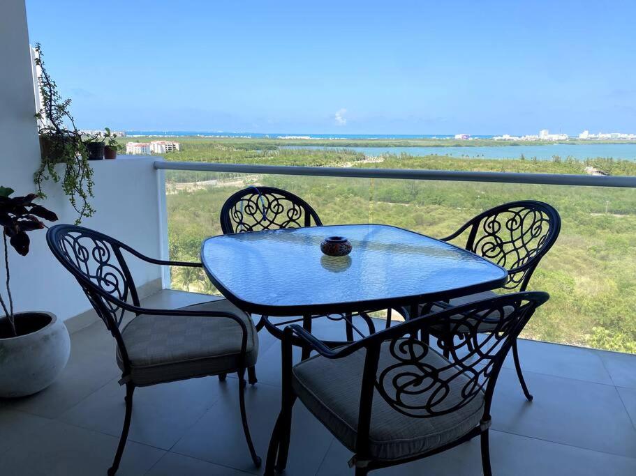 Condo de 2 Recámaras con Vista al Mar en el Corazón de Cancún