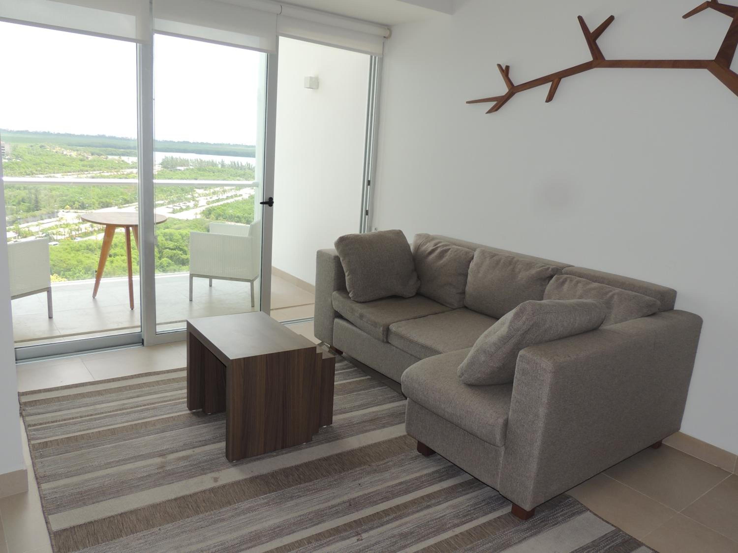 Condo de 2 Recámaras con Vista al Mar en el Corazón de Cancún