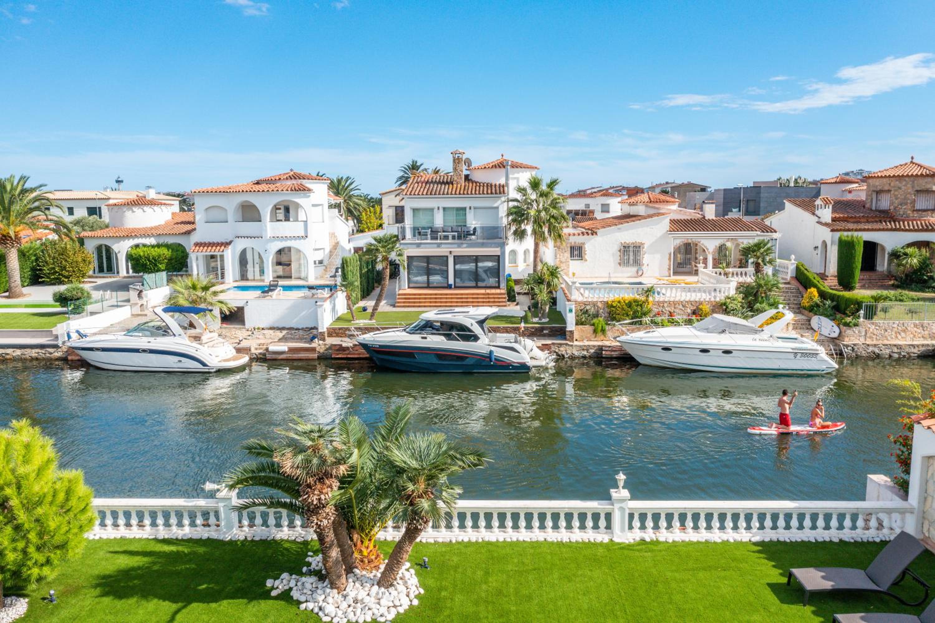 Villa Impresionante al Canal con Piscina