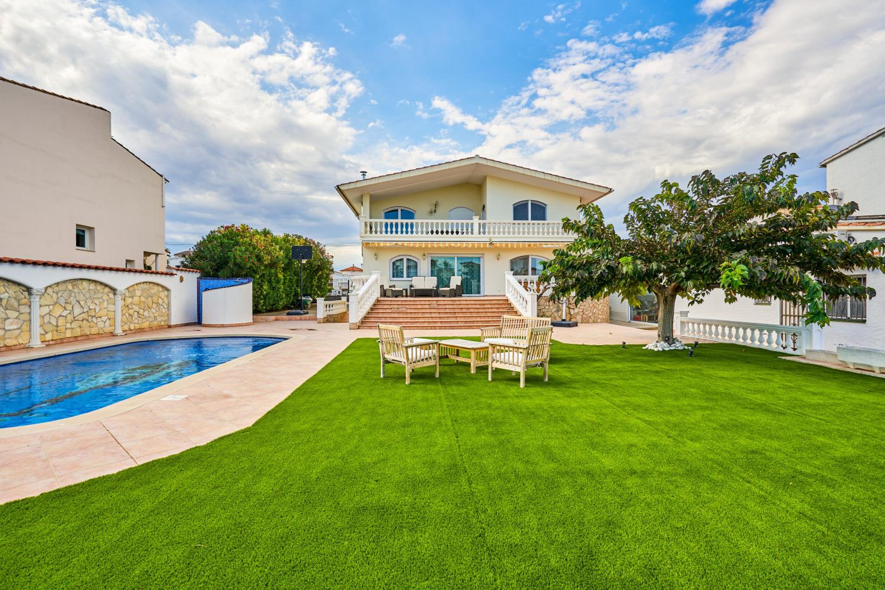 Villa Impresionante al Canal con Piscina