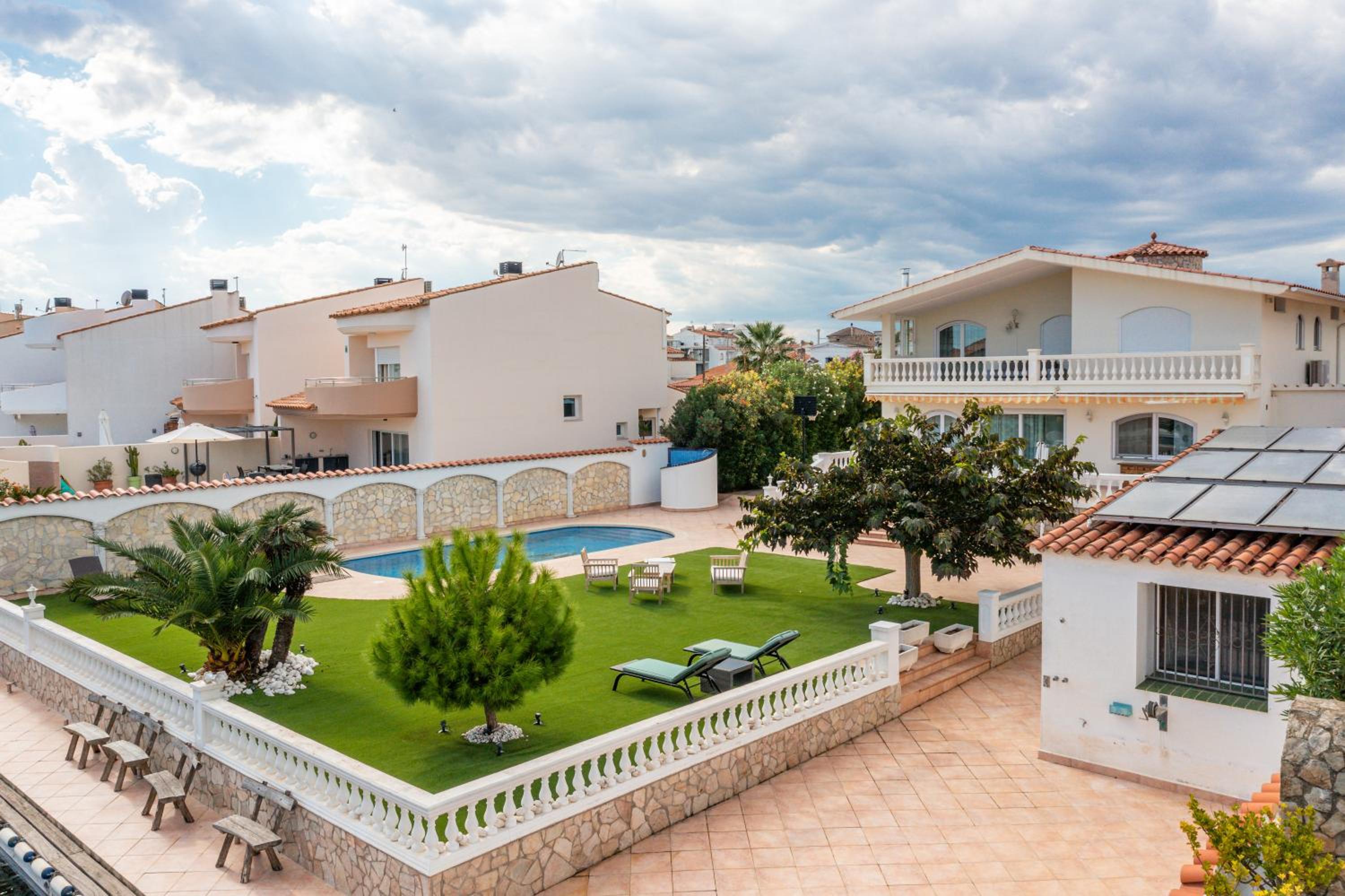 Villa Impresionante al Canal con Piscina