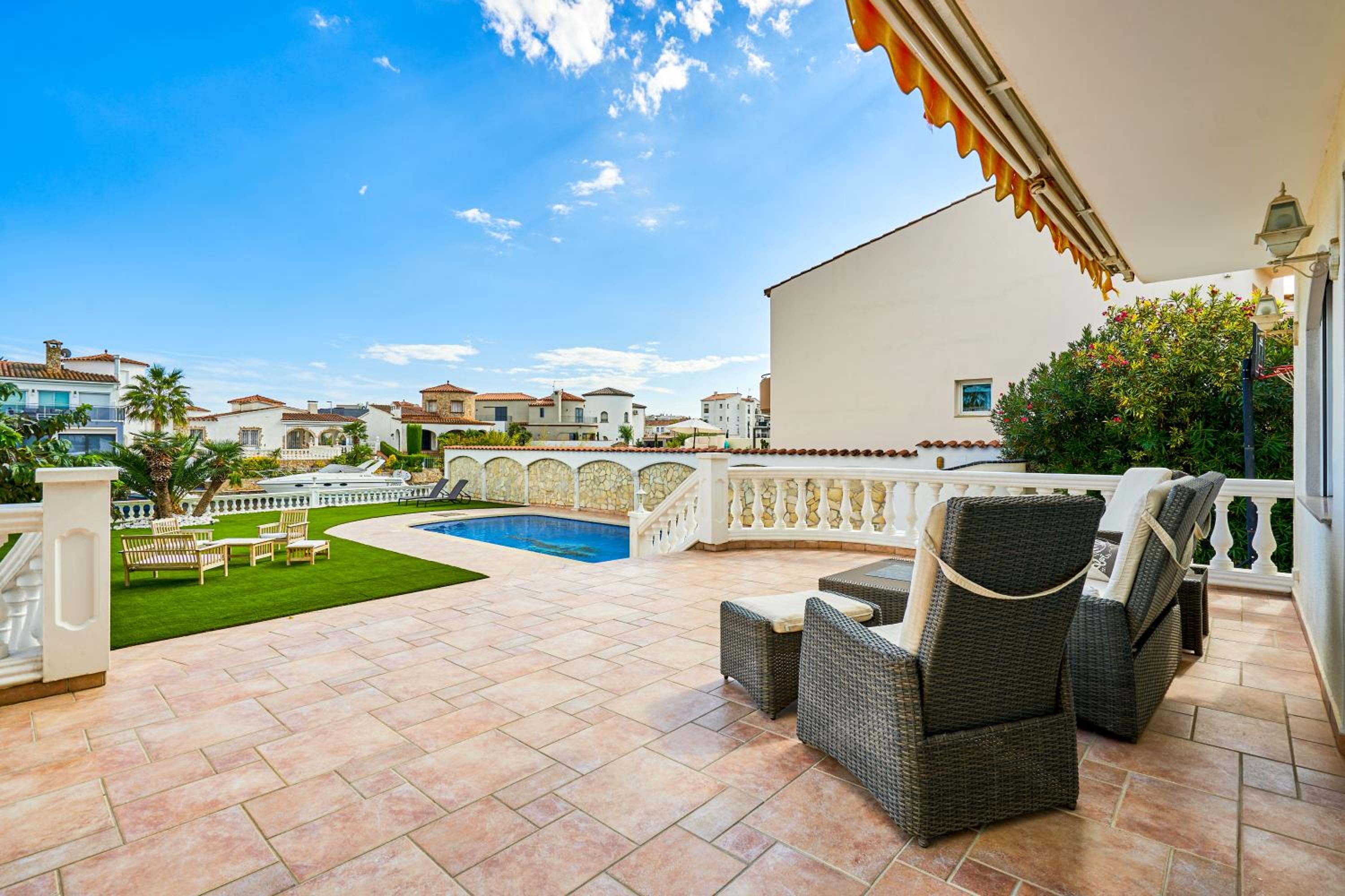 Villa Impresionante al Canal con Piscina