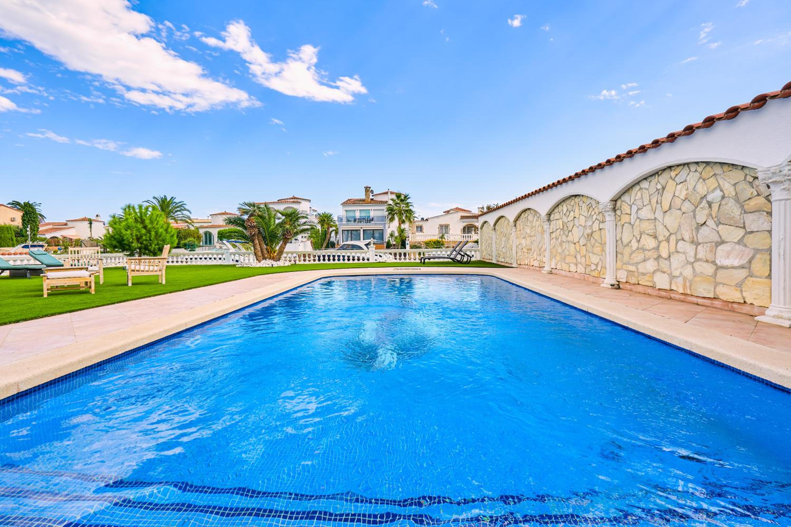 Villa Impresionante al Canal con Piscina