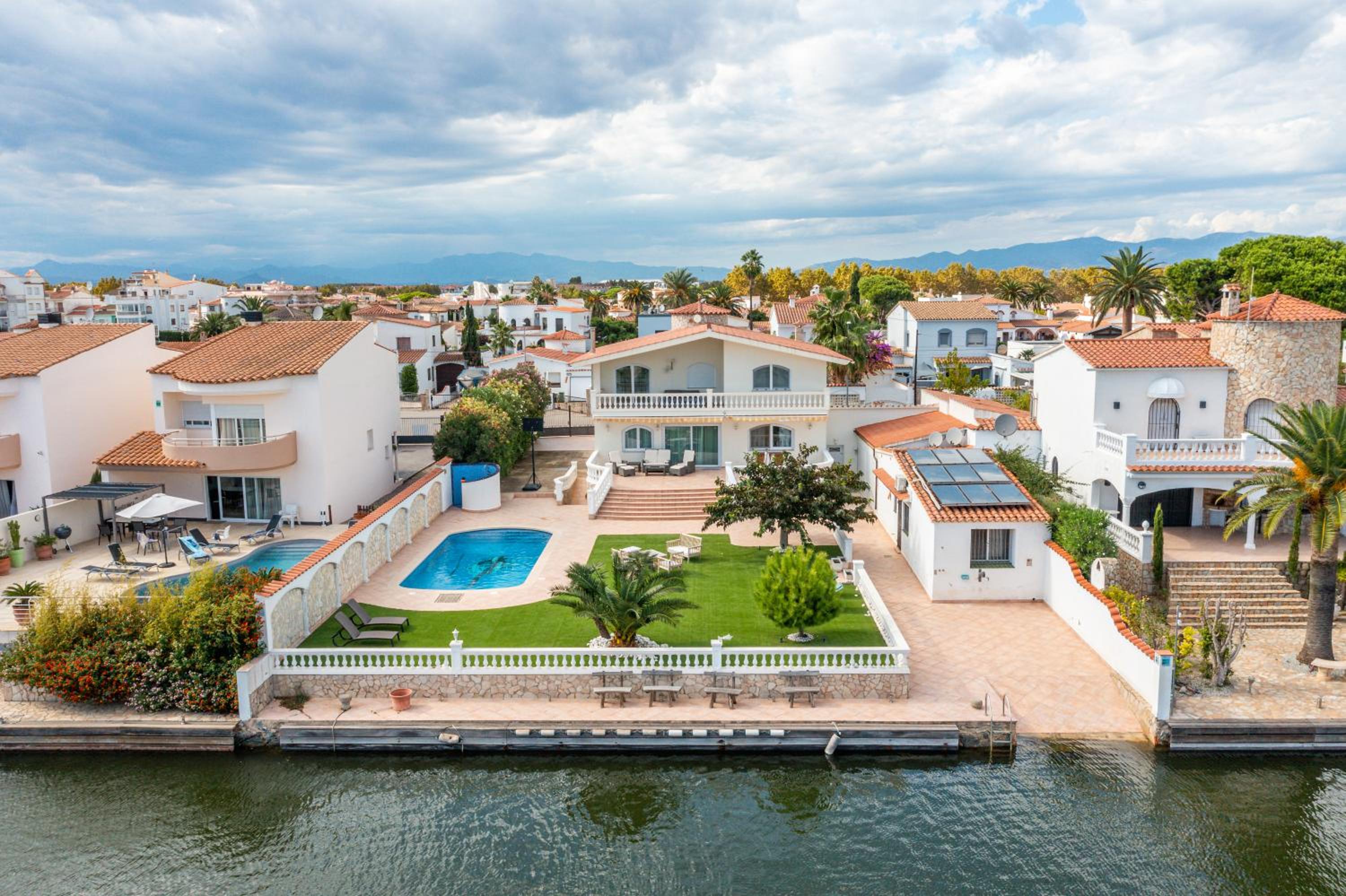 Villa Impresionante al Canal con Piscina