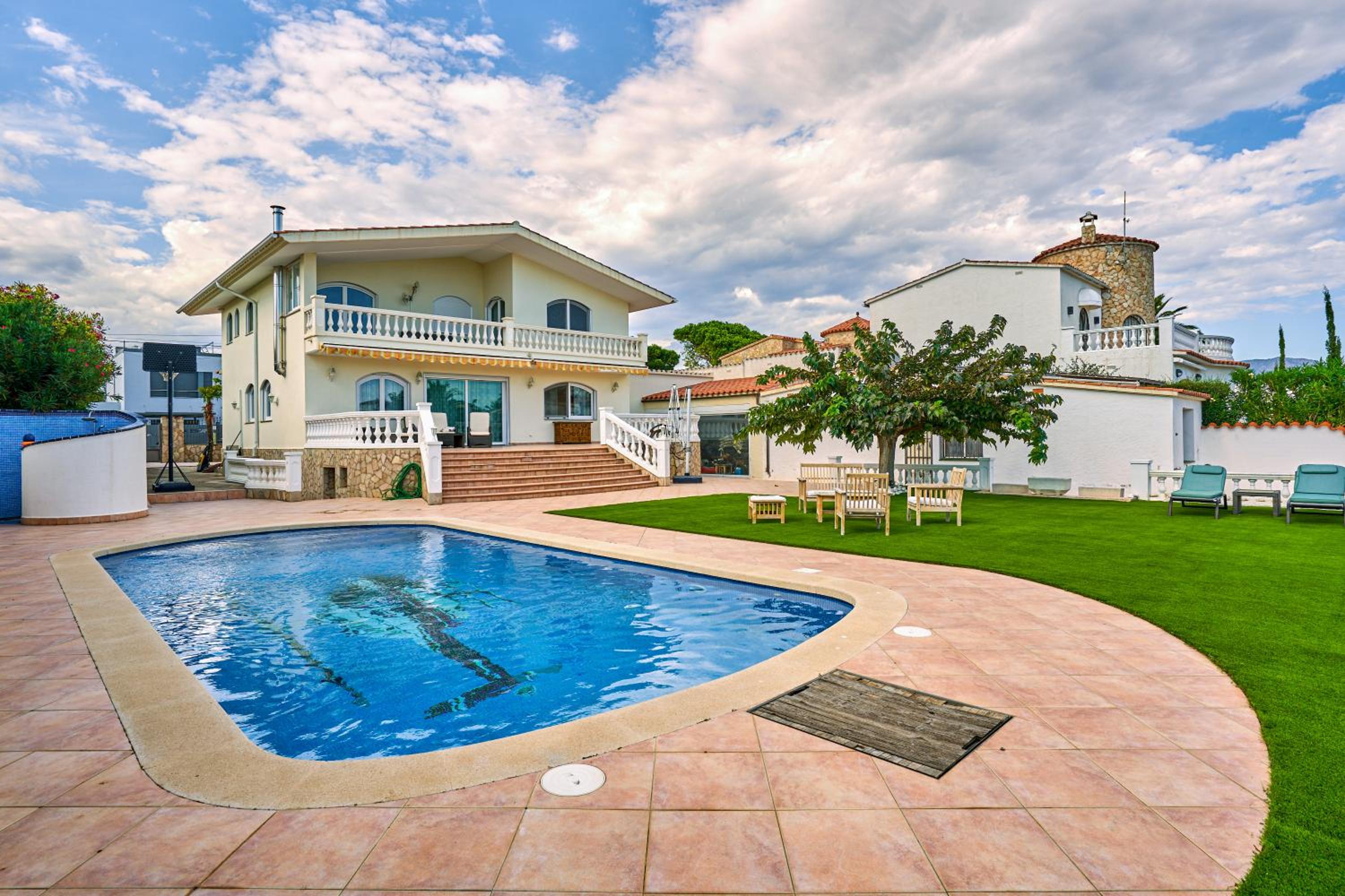 Villa Impresionante al Canal con Piscina