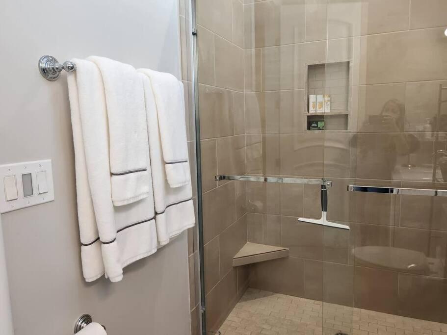 Spacious 1 Bed ADU in Encino, Home Away from Home