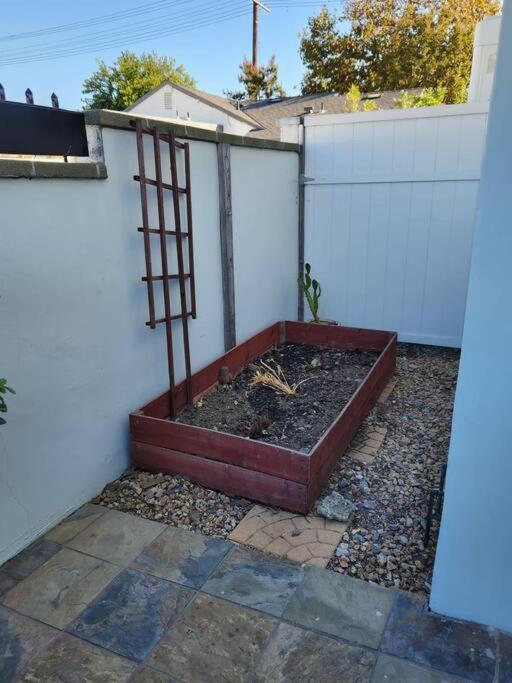 Spacious 1 Bed ADU in Encino, Home Away from Home