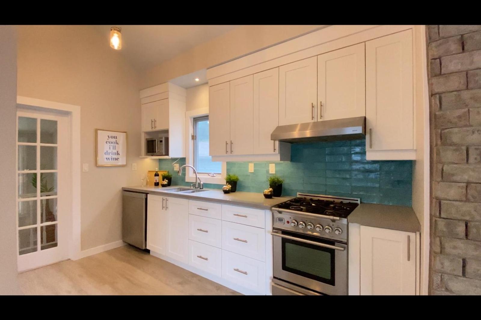 The Stays - Private Cozy 2BHR Apt on main floor