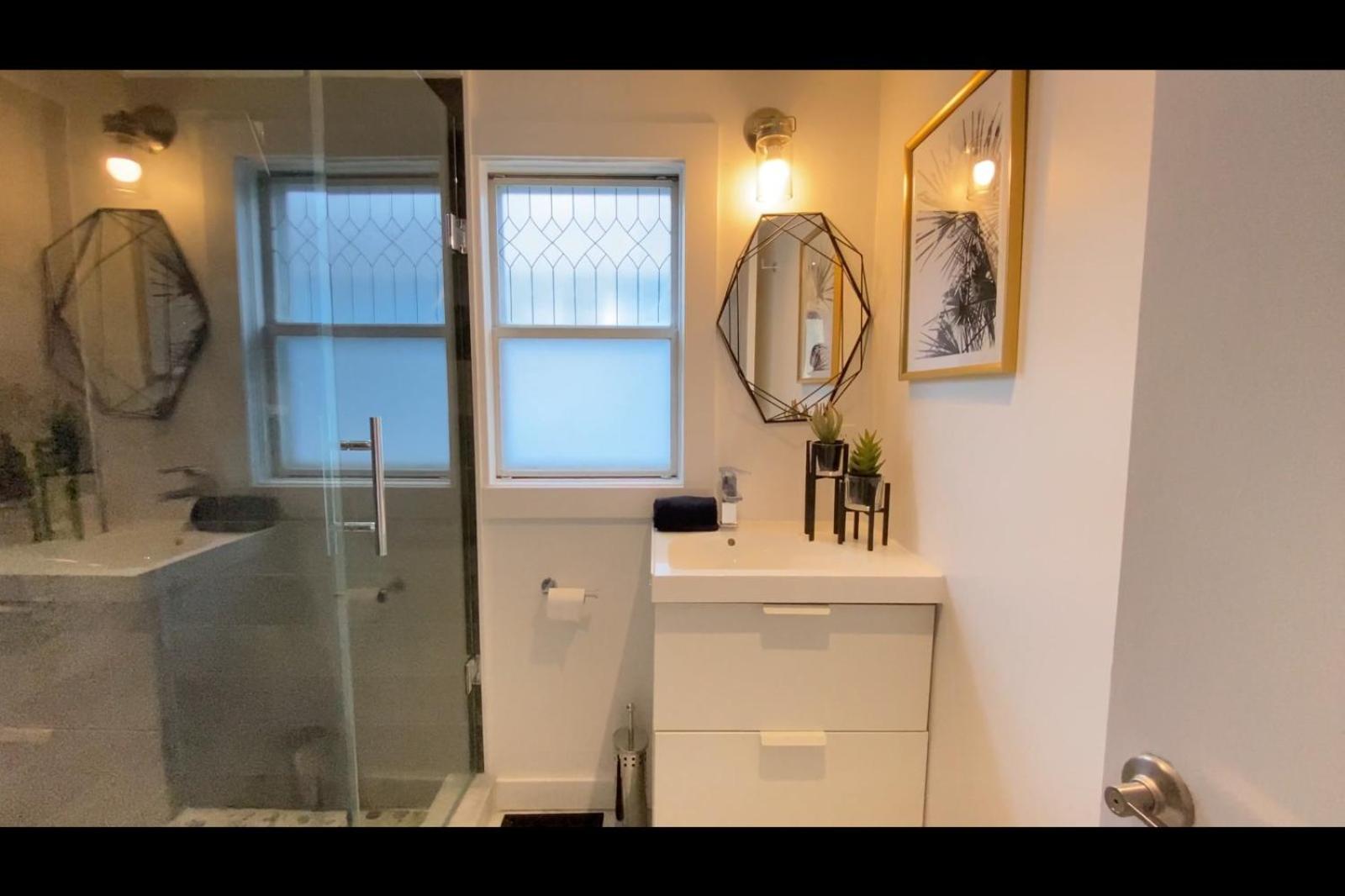 The Stays - Private Cozy 2BHR Apt on main floor