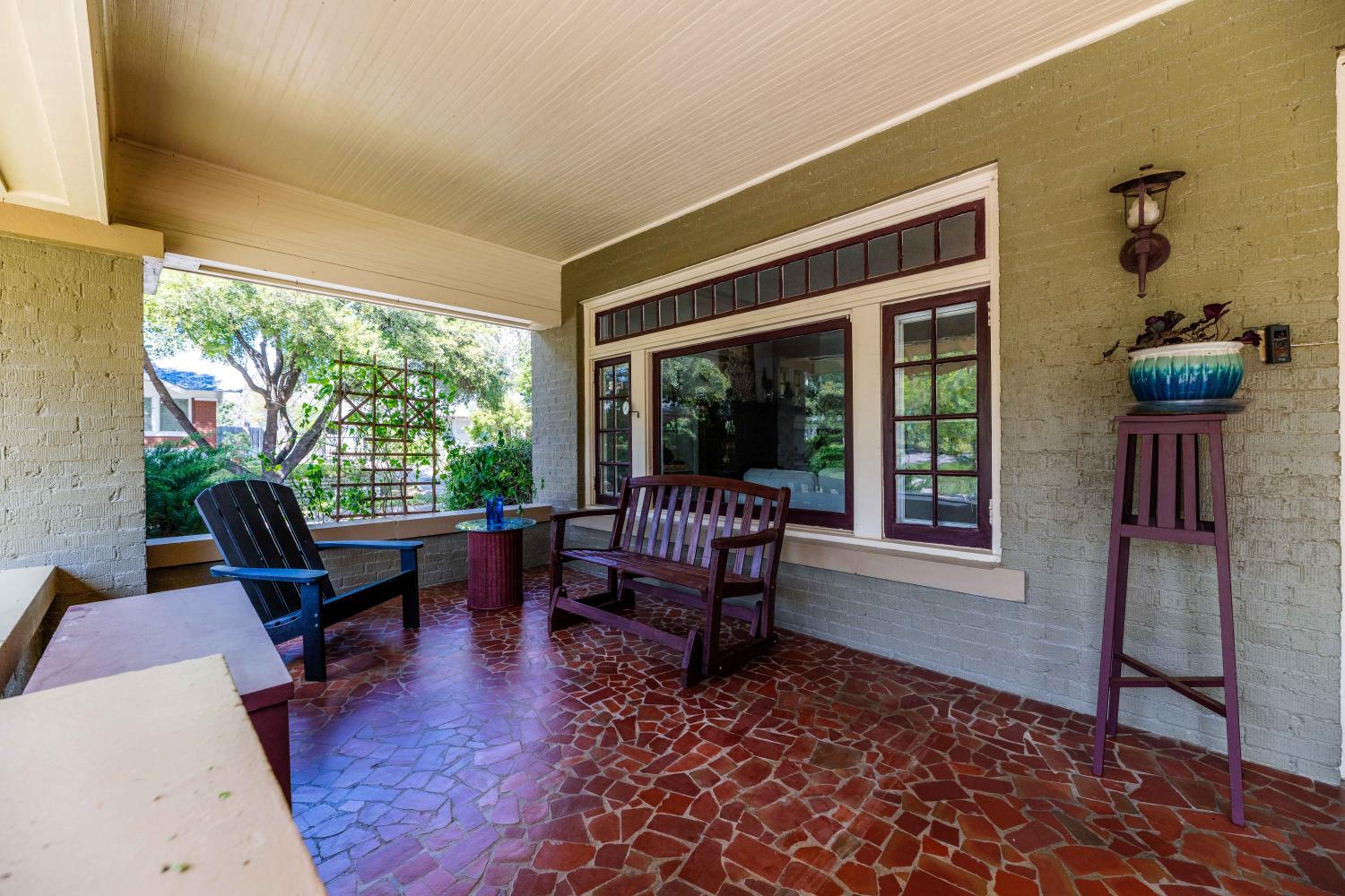 Mistletoe Heights Bungalow view 4