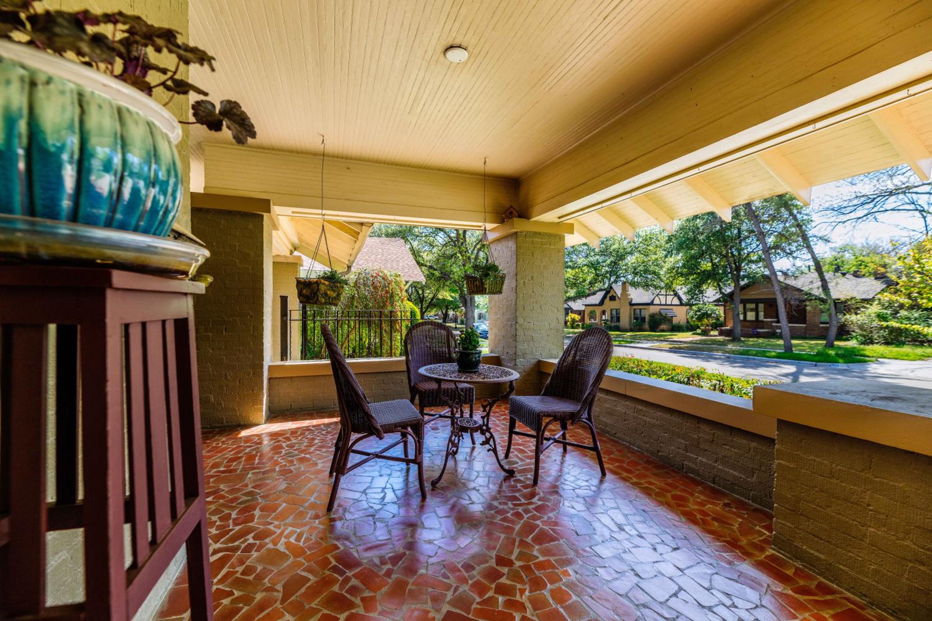 Mistletoe Heights Bungalow view 5