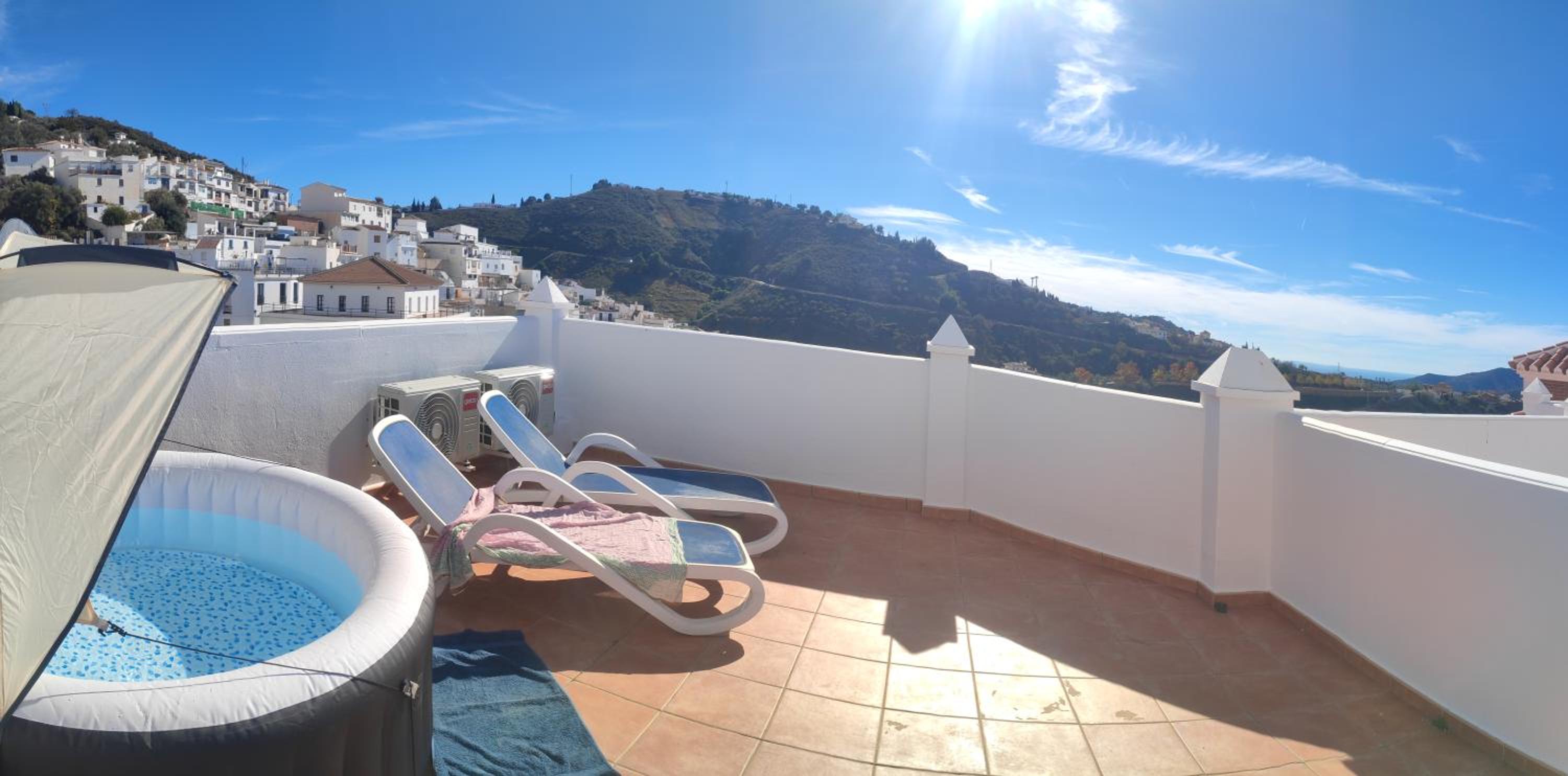 Casa Lidia, bonito y cómodo ático con rooftop privado, impresionantes vistas mar, montaña y jacuzzi