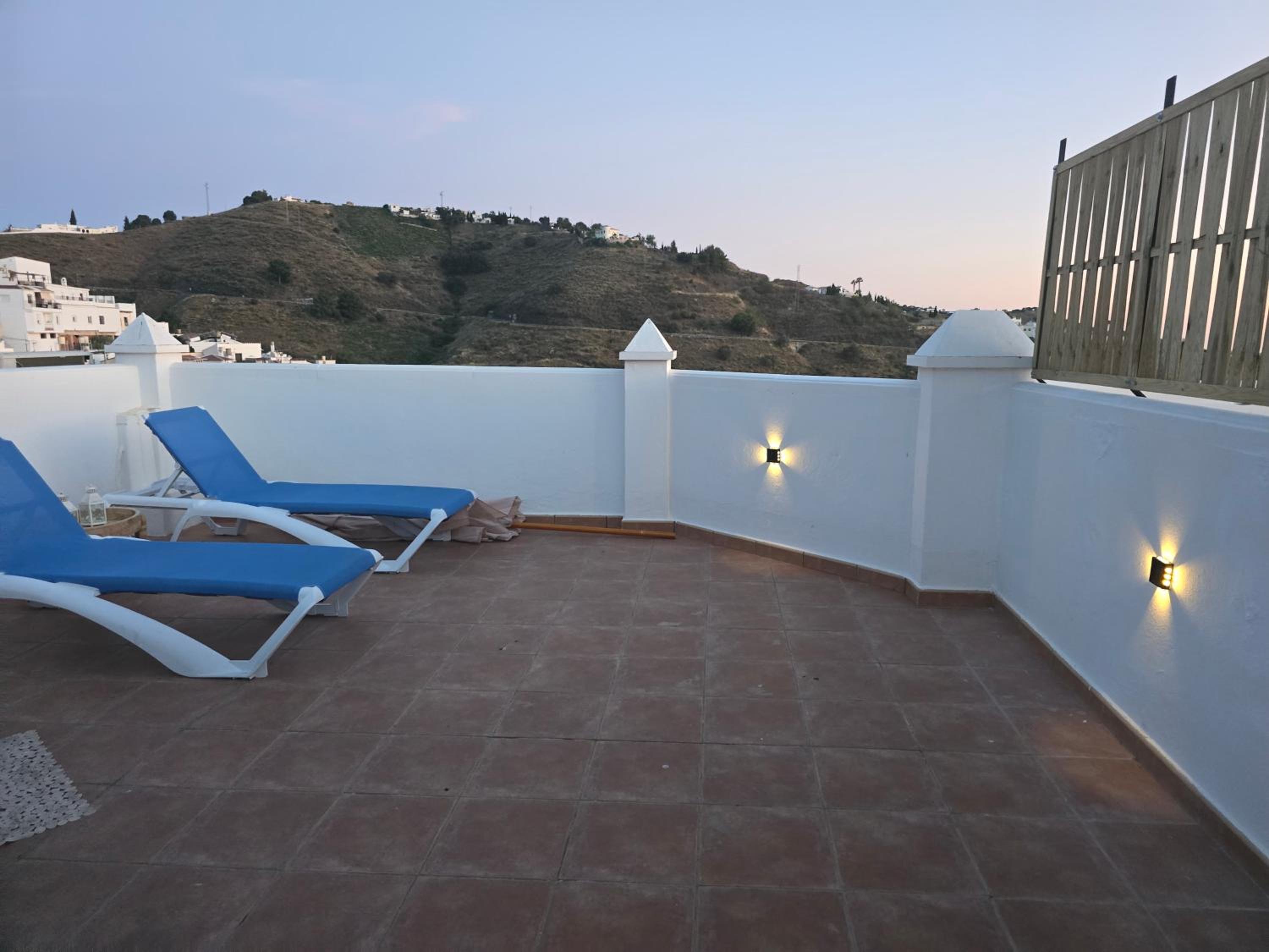 Casa Lidia, bonito y cómodo ático con rooftop privado, impresionantes vistas mar, montaña y jacuzzi