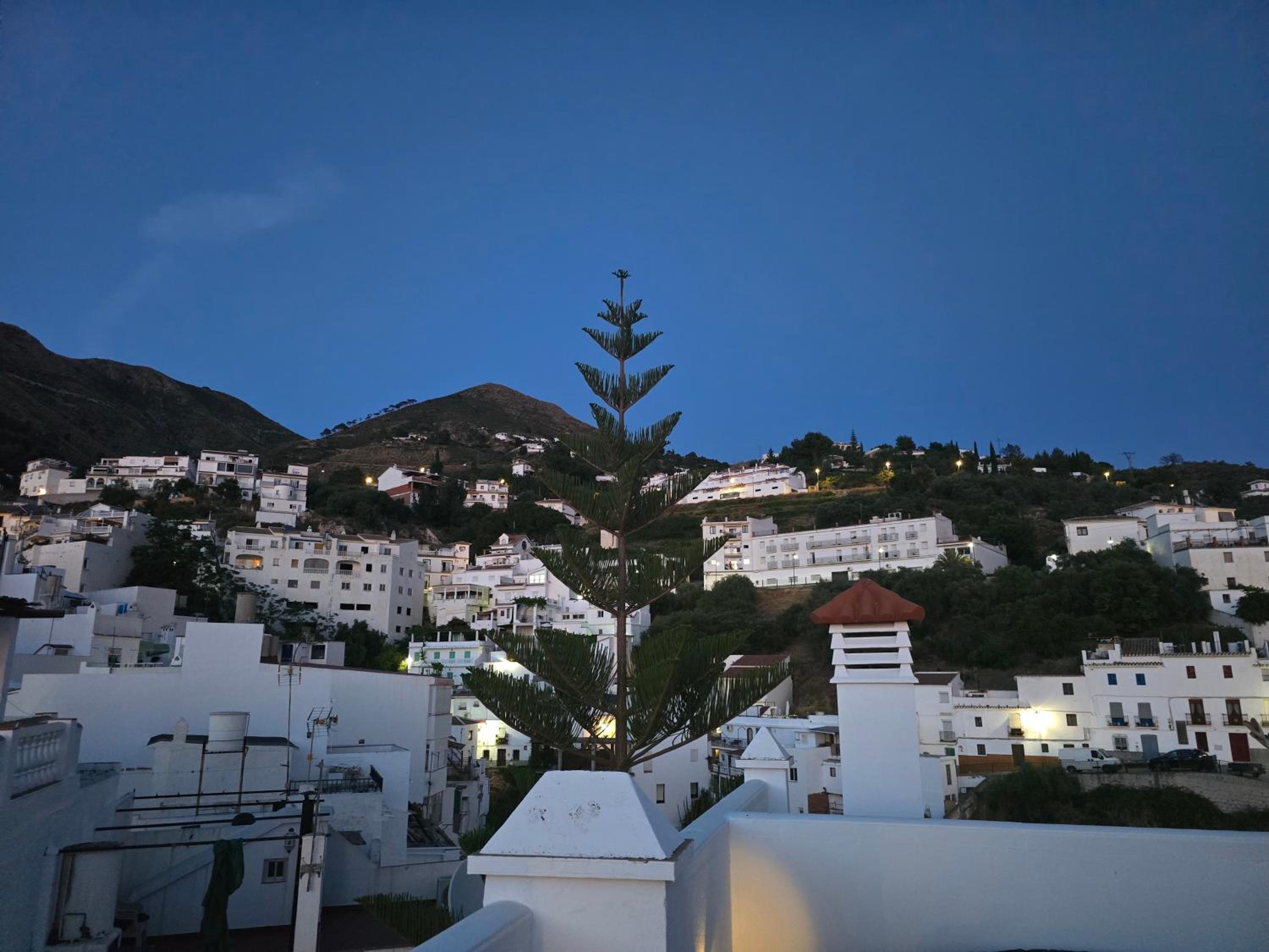 Casa Lidia, bonito y cómodo ático con rooftop privado, impresionantes vistas mar, montaña y jacuzzi