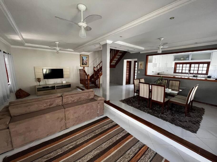 Uma casa de familia 4 Q com piscina