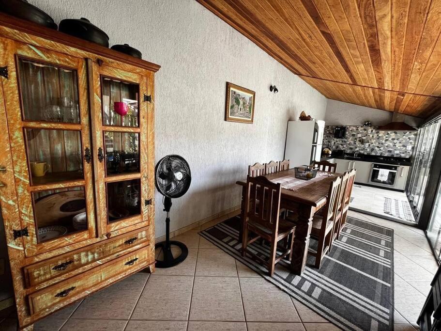 Uma casa de familia 4 Q com piscina