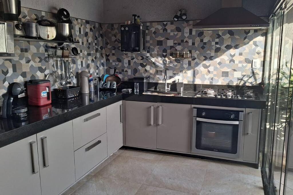 Uma casa de familia 4 Q com piscina