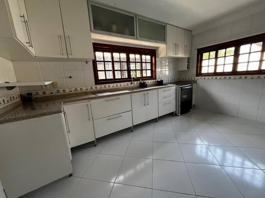 Uma casa de familia 4 Q com piscina