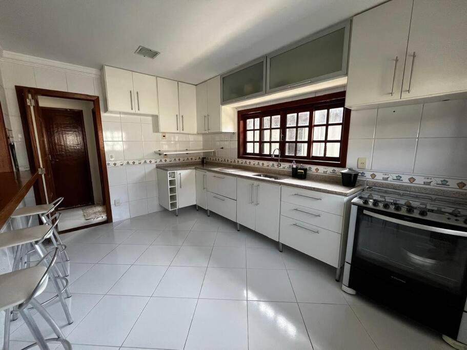 Uma casa de familia 4 Q com piscina