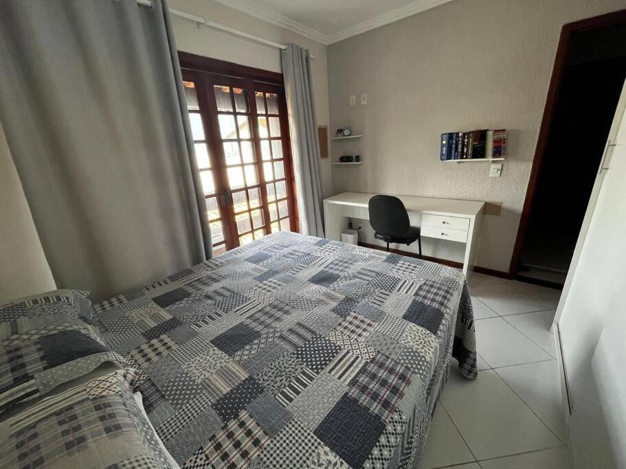 Uma casa de familia 4 Q com piscina