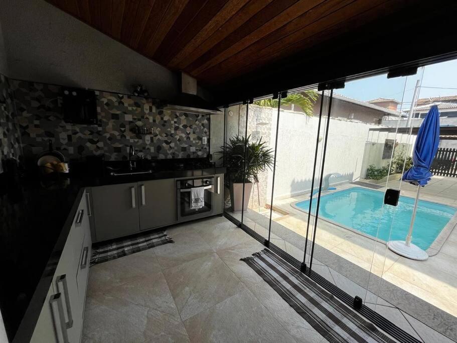 Uma casa de familia 4 Q com piscina