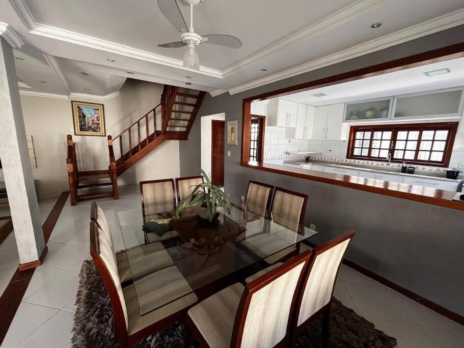 Uma casa de familia 4 Q com piscina