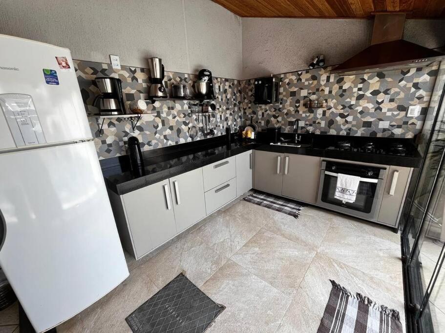 Uma casa de familia 4 Q com piscina