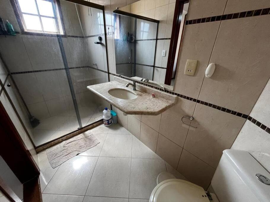Uma casa de familia 4 Q com piscina