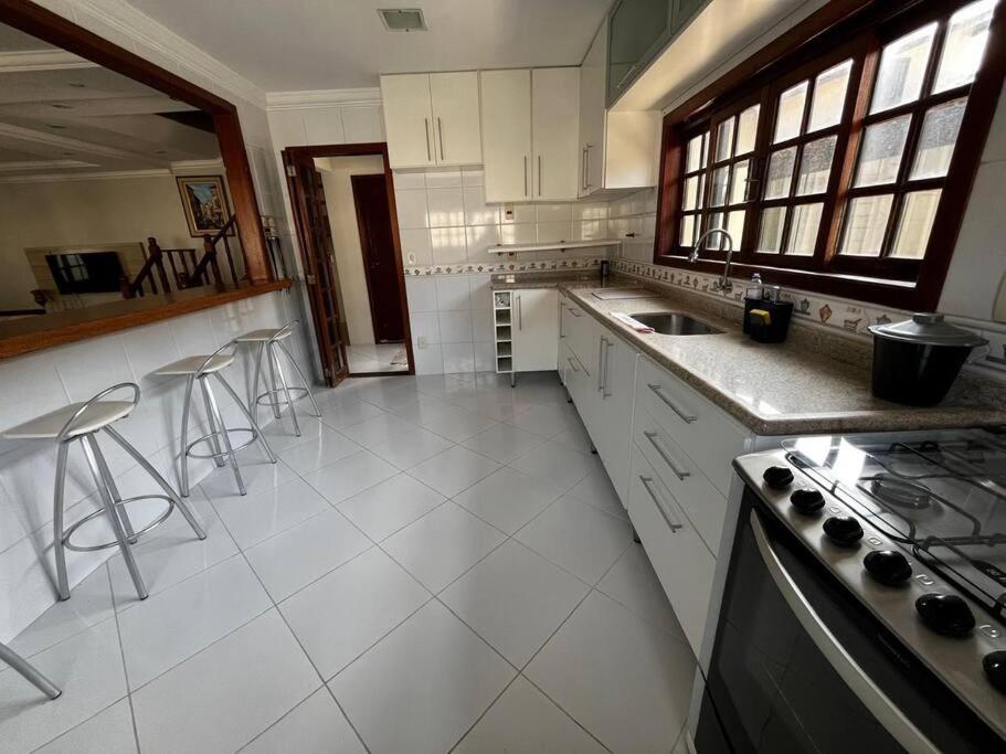 Uma casa de familia 4 Q com piscina