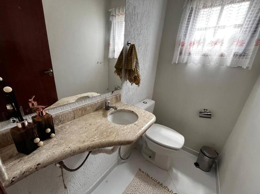 Uma casa de familia 4 Q com piscina